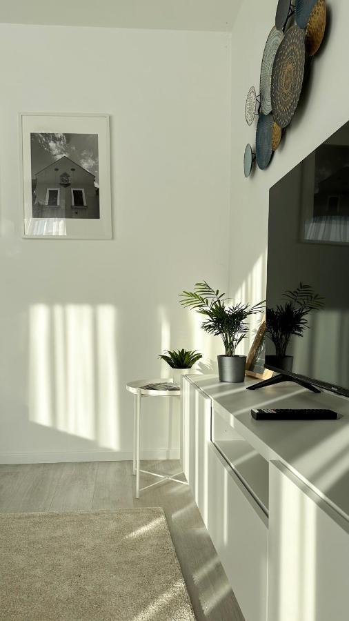 Linden Apartman 001 - Adults Only Mosonmagyaróvár エクステリア 写真