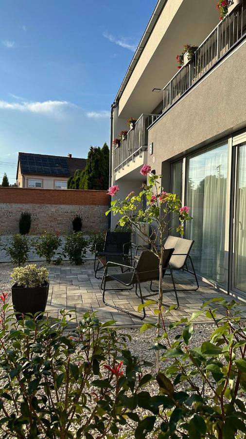 Linden Apartman 001 - Adults Only Mosonmagyaróvár エクステリア 写真