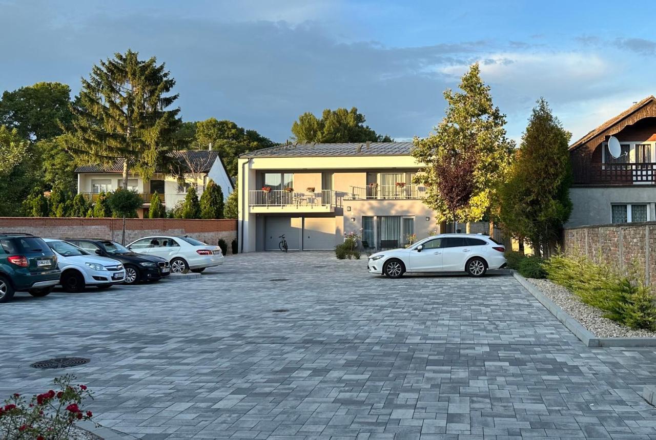 Linden Apartman 001 - Adults Only Mosonmagyaróvár エクステリア 写真