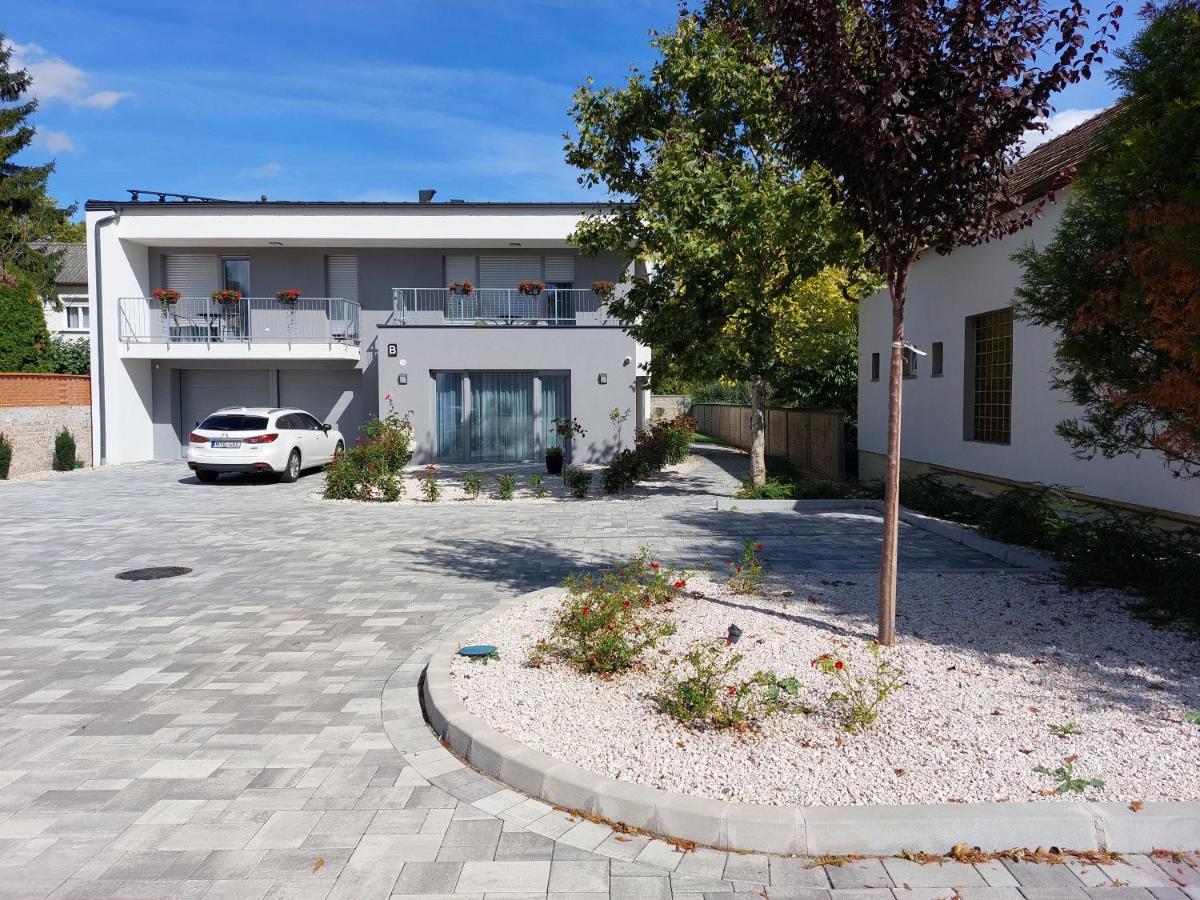 Linden Apartman 001 - Adults Only Mosonmagyaróvár エクステリア 写真