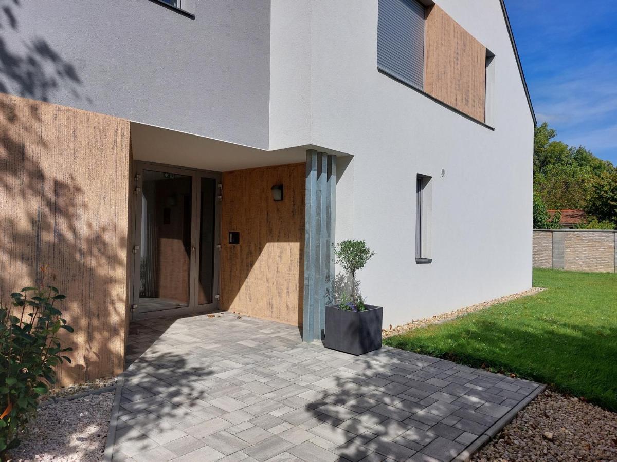 Linden Apartman 001 - Adults Only Mosonmagyaróvár エクステリア 写真